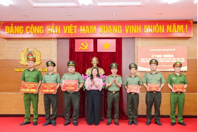 Nhiều tập thể và các cá nhân có thành tích xuất sắc trong đấu tranh triệt phá đường dây Nhiều tập thể và các cá nhân có thành tích xuất sắc trong đấu tranh triệt phá đường dây