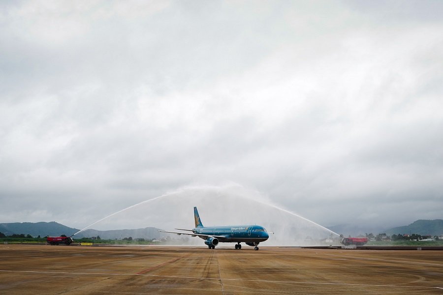 Chuyến bay khai trương mang số hiệu VN1380 của Vietnam Airlines khai thác từ TP.HCM đến Đà Lạt, hạ cánh lúc 7h05, được chào đón bằng nghi thức phun vòi rồng trang trọng. (Ảnh: ACV) Chuyến bay khai trương mang số hiệu VN1380 của Vietnam Airlines khai thác từ TP.HCM đến Đà Lạt, hạ cánh lúc 7h05, được chào đón bằng nghi thức phun vòi rồng trang trọng. (Ảnh: ACV)