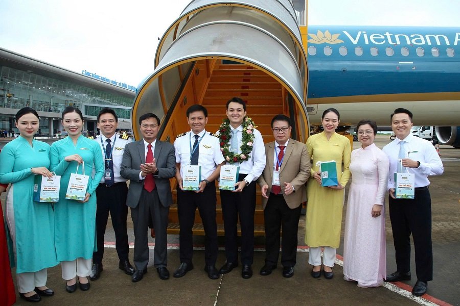 Các đồng chí: Nguyễn Ngọc Phúc, TUV, Phó Chủ tịch UBND tỉnh; Đinh Văn Tuấn, TUV, Phó Chủ tịch UBND tỉnh tặng quà cho phi hành đoàn chuyến bay đầu tiên mang số hiệu VN1380 của Vietnam Airlines khai thác từ TP.HCM đến Đà Lạt, hạ cánh lúc 7h05. Các đồng chí: Nguyễn Ngọc Phúc, TUV, Phó Chủ tịch UBND tỉnh; Đinh Văn Tuấn, TUV, Phó Chủ tịch UBND tỉnh tặng quà cho phi hành đoàn chuyến bay đầu tiên mang số hiệu VN1380 của Vietnam Airlines khai thác từ TP.HCM đến Đà Lạt, hạ cánh lúc 7h05.