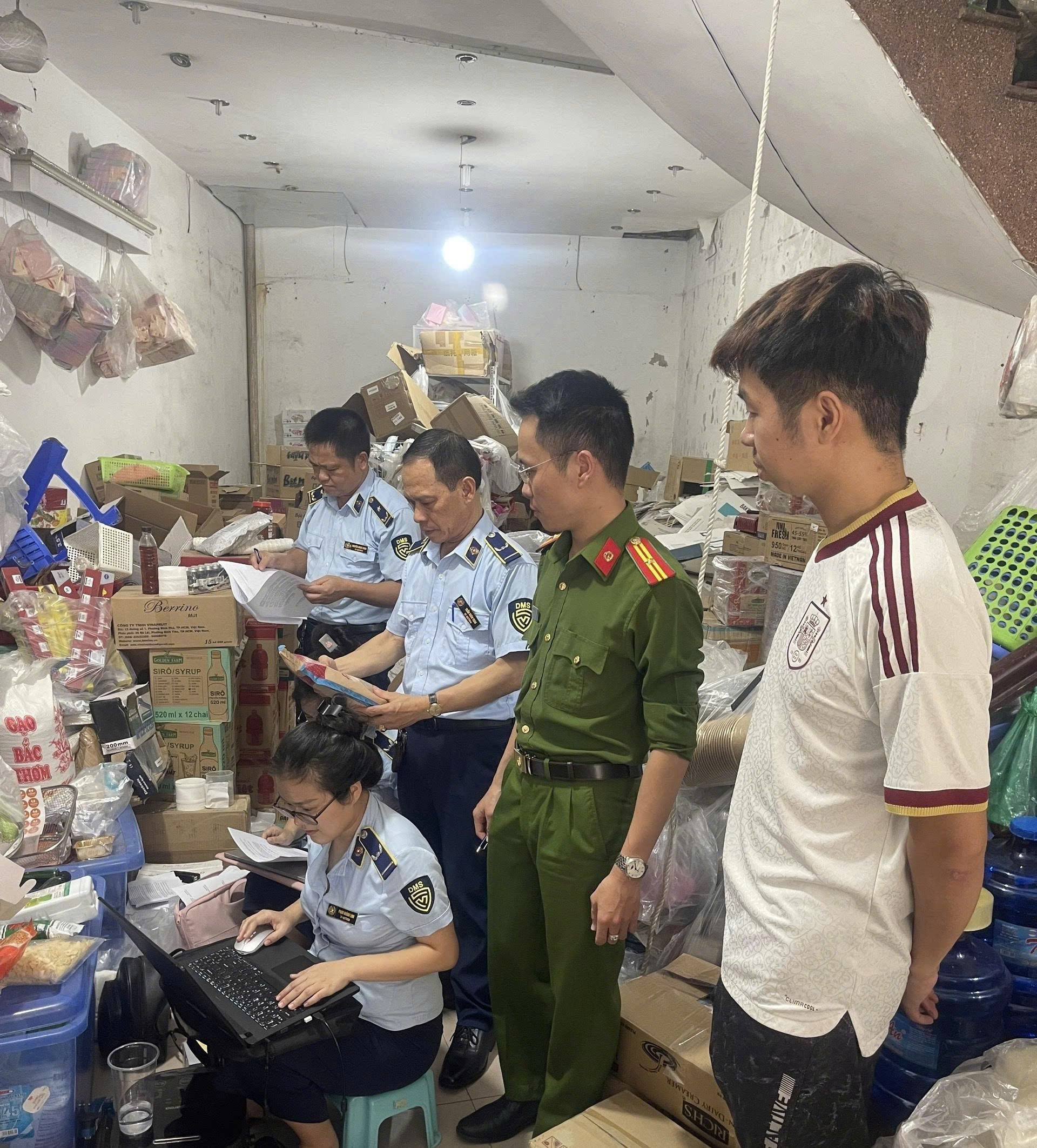Lực lượng chức năng tỉnh Ninh B&igrave;nh tăng cường kiểm tra, kiểm so&aacute;t thị trường h&agrave;ng h&oacute;a
