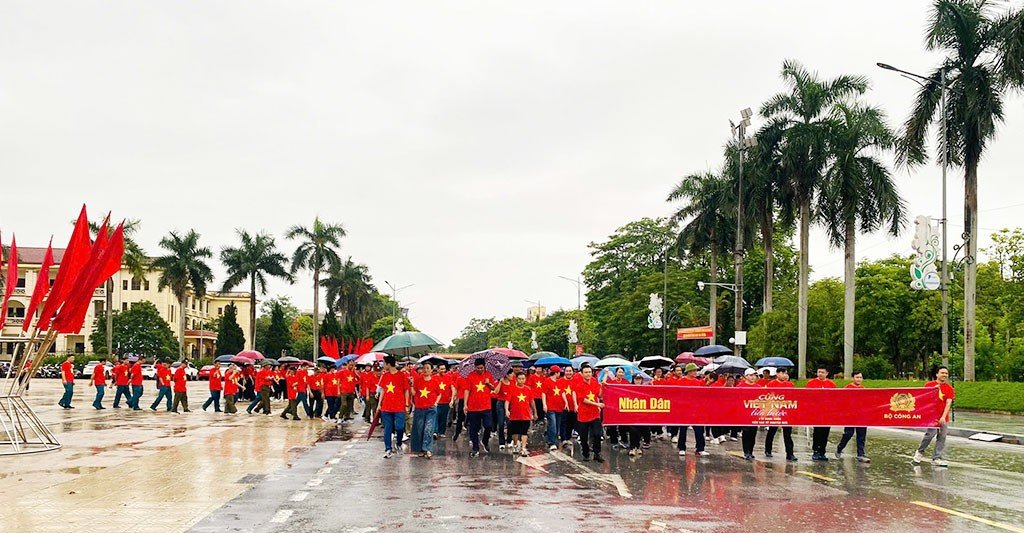 C&aacute;n bộ, đảng vi&ecirc;n v&agrave; c&aacute;c tầng lớp nh&acirc;n d&acirc;n hưởng ứng sự kiện tại phường Phủ L&yacute;