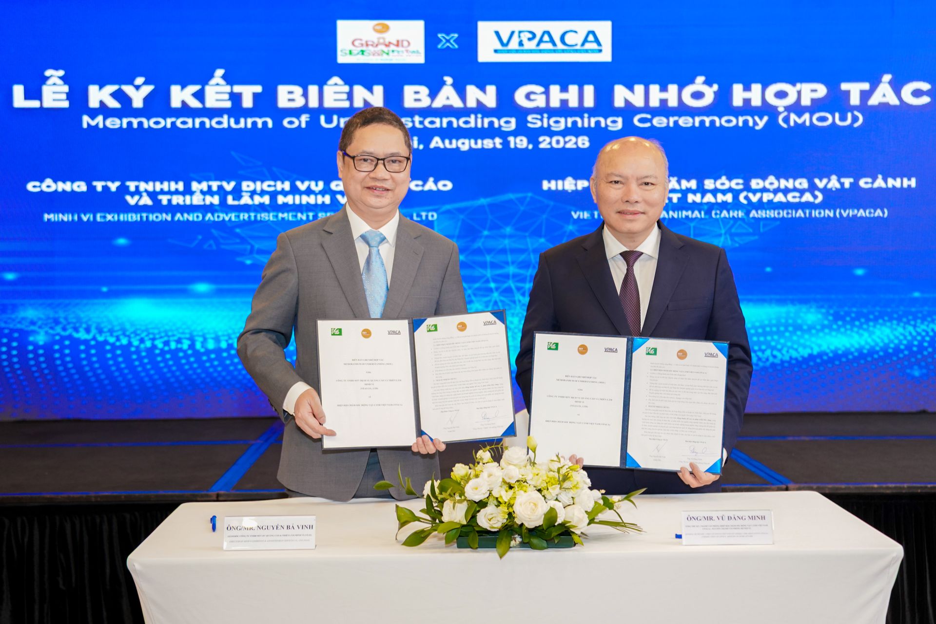 Ông Nguyễn Bá Vinh, Giám đốc Đại diện Công ty Minh Vi và ông Vũ Đăng Minh, Tổng Thư ký, Chánh Văn phòng Hiệp hội Chăm sóc Động vật cảnh Việt Nam, đại diện hai bên ký kết MOU Ông Nguyễn Bá Vinh, Giám đốc Đại diện Công ty Minh Vi và ông Vũ Đăng Minh, Tổng Thư ký, Chánh Văn phòng Hiệp hội Chăm sóc Động vật cảnh Việt Nam, đại diện hai bên ký kết MOU
