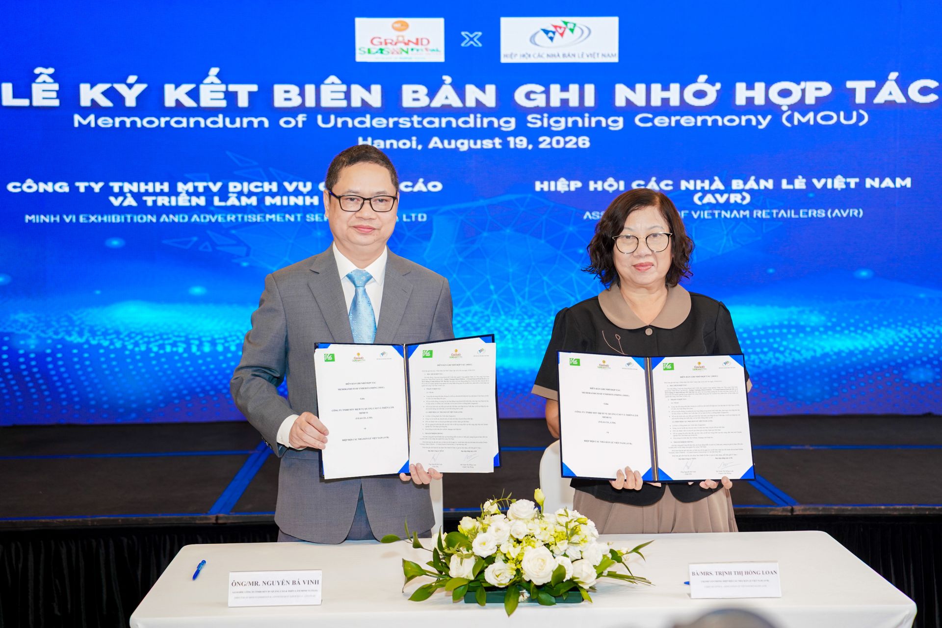 Ông Nguyễn Bá Vinh, Giám đốc Đại diện Công ty Minh Vi và bà Trần Thị Hồng Loan, Chánh Văn phòng Hiệp hội Các nhà bán lẻ Việt Nam, đại diện hai bên ký kết MOU Ông Nguyễn Bá Vinh, Giám đốc Đại diện Công ty Minh Vi và bà Trần Thị Hồng Loan, Chánh Văn phòng Hiệp hội Các nhà bán lẻ Việt Nam, đại diện hai bên ký kết MOU