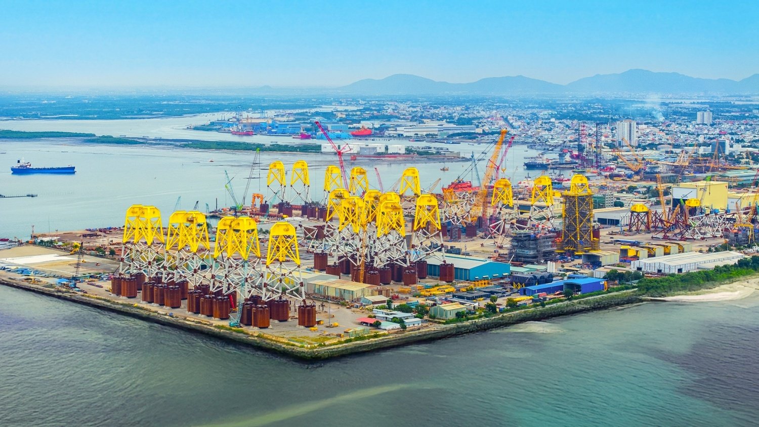 Một góc cảng dịch vụ dầu khí, nay là Trung tâm công nghiệp năng lượng và hậu cần kỹ thuật PTST Một góc cảng dịch vụ dầu khí, nay là Trung tâm công nghiệp năng lượng và hậu cần kỹ thuật PTST