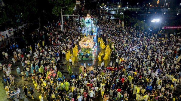 Nằm trong chuỗi hoạt động chào mừng Quốc khánh 2/9, Carnival Nghệ An 2026 mang chủ đề “Ánh dương bất tận” do UBND tỉnh và Tập đoàn Sun Group phối hợp tổ chức đã thổi bùng sức sống cho phố phường trung tâm, thu hút sự góp mặt của hàng ngàn người dân và du khách. Ảnh: Ánh Dương Nằm trong chuỗi hoạt động chào mừng Quốc khánh 2/9, Carnival Nghệ An 2026 mang chủ đề “Ánh dương bất tận” do UBND tỉnh và Tập đoàn Sun Group phối hợp tổ chức đã thổi bùng sức sống cho phố phường trung tâm, thu hút sự góp mặt của hàng ngàn người dân và du khách. Ảnh: Ánh Dương