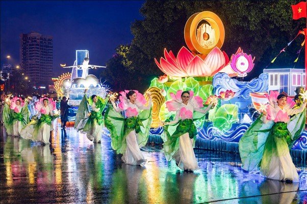 Tâm điểm của đêm hội chính là sự xuất hiện lộng lẫy của hệ thống xe diễu hành được thiết kế công phu. Tâm điểm của đêm hội chính là sự xuất hiện lộng lẫy của hệ thống xe diễu hành được thiết kế công phu.