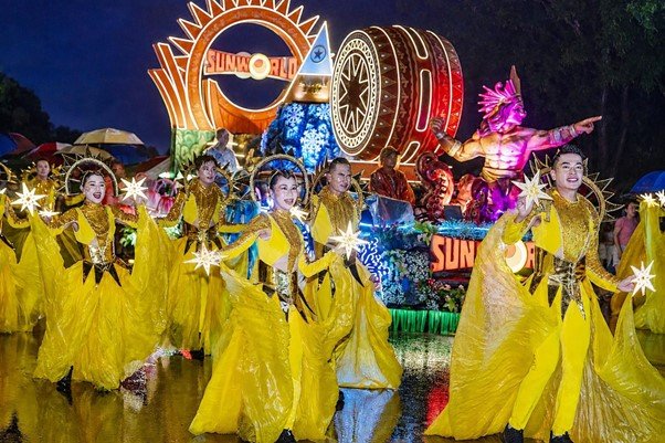 Tiếp nối là xe hoa ghi dấu các công trình biểu tượng của Sun Group trên cả nước như Sun World Fansipan Legend, Sun World Hon Thom. Ảnh: Ánh Dương Tiếp nối là xe hoa ghi dấu các công trình biểu tượng của Sun Group trên cả nước như Sun World Fansipan Legend, Sun World Hon Thom. Ảnh: Ánh Dương