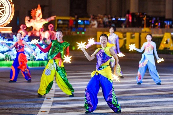 Song hành cùng vẻ đẹp rực rỡ của đoàn xe diễu hành là năng lượng bùng nổ từ dàn vũ công đường phố. Những vũ điệu Latin, Samba cuồng nhiệt đã thực sự đốt cháy đêm mưa xứ Nghệ. Ảnh: Ánh Dương Song hành cùng vẻ đẹp rực rỡ của đoàn xe diễu hành là năng lượng bùng nổ từ dàn vũ công đường phố. Những vũ điệu Latin, Samba cuồng nhiệt đã thực sự đốt cháy đêm mưa xứ Nghệ. Ảnh: Ánh Dương