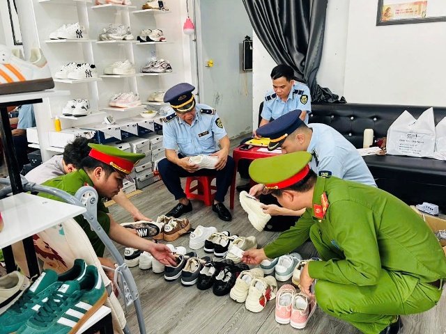 Đội QLTT số 2 phối hợp với lực lượng chức năng kiểm tra, xử lý vi phạm. Đội QLTT số 2 phối hợp với lực lượng chức năng kiểm tra, xử lý vi phạm.