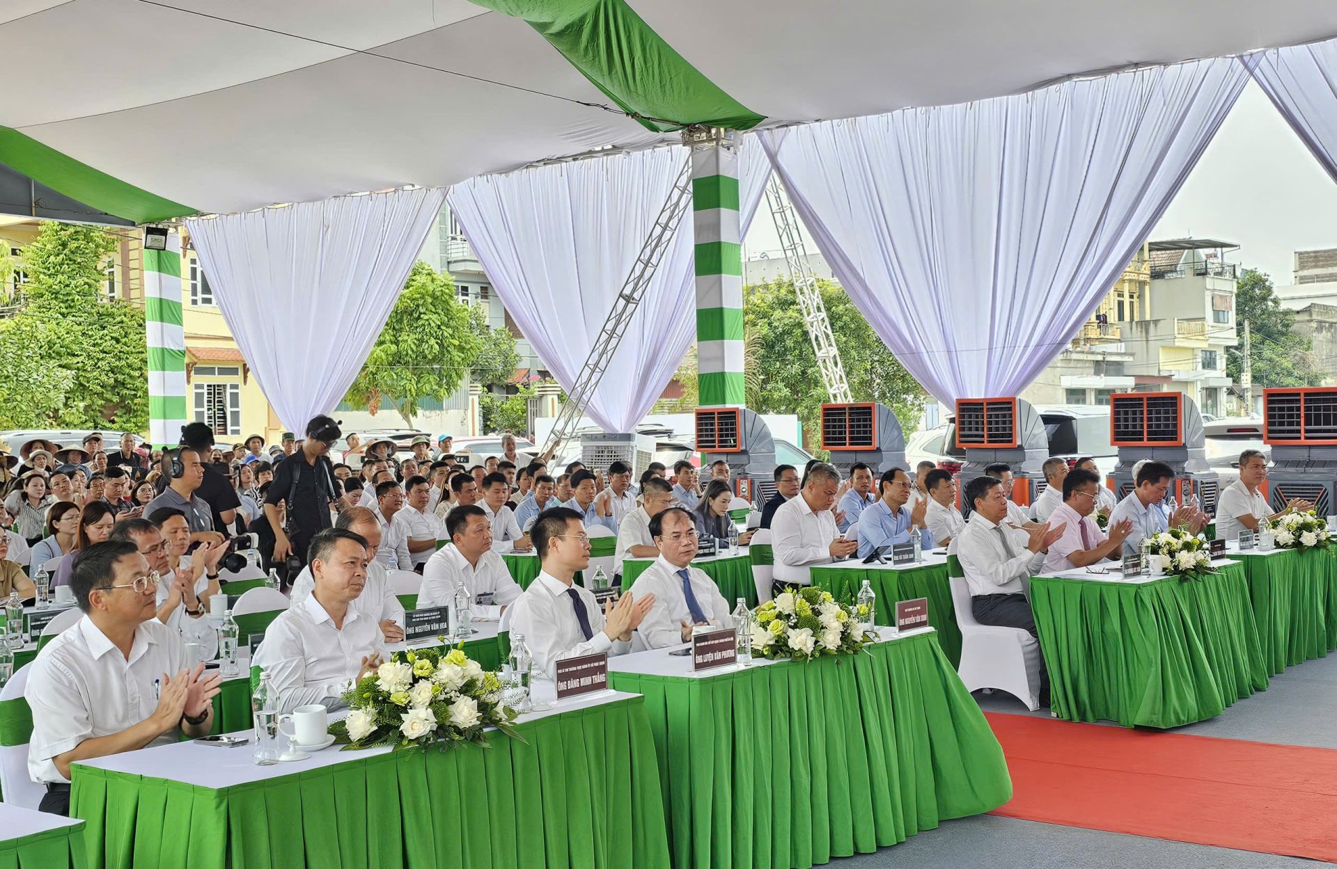 Các đại biểu và cơ quan báo chí tham dự Lễ khởi công dự án đầu tư xây dựng Nhà ở xã hội Tương Dương 2 Các đại biểu và cơ quan báo chí tham dự Lễ khởi công dự án đầu tư xây dựng Nhà ở xã hội Tương Dương 2