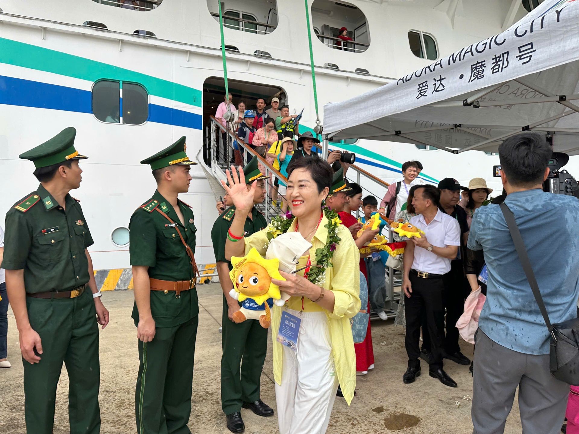 Du khách tàu biển hân hoan khi được chào đón nồng nhiệt Du khách tàu biển hân hoan khi được chào đón nồng nhiệt