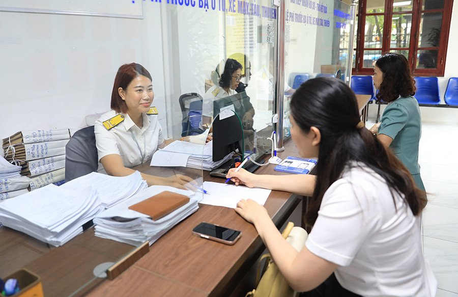 Cục Thuế nghiêm cấm công chức tự ý đặt ra các thủ tục hành chính, giấy tờ phụ ngoài quy định hoặc bắt buộc người nộp thuế phải đi lại nhiều lần để bổ sung hồ sơ mà không có văn bản hướng dẫn thể một lần. Ảnh: NQ Cục Thuế nghiêm cấm công chức tự ý đặt ra các thủ tục hành chính, giấy tờ phụ ngoài quy định hoặc bắt buộc người nộp thuế phải đi lại nhiều lần để bổ sung hồ sơ mà không có văn bản hướng dẫn thể một lần. Ảnh: NQ