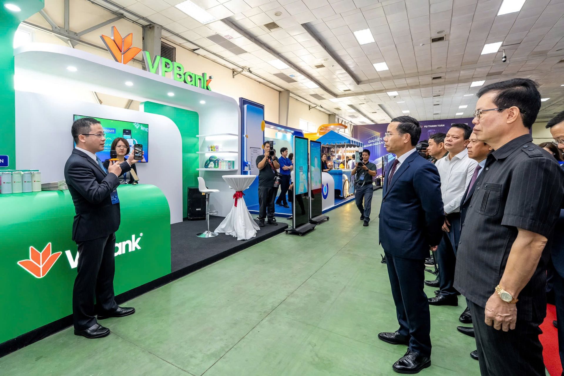 Thống đốc NHNN Phạm Đức Ấn cùng lãnh đạo các Bộ, ngành tham quan gian hàng VPBank tại sự kiện Thống đốc NHNN Phạm Đức Ấn cùng lãnh đạo các Bộ, ngành tham quan gian hàng VPBank tại sự kiện