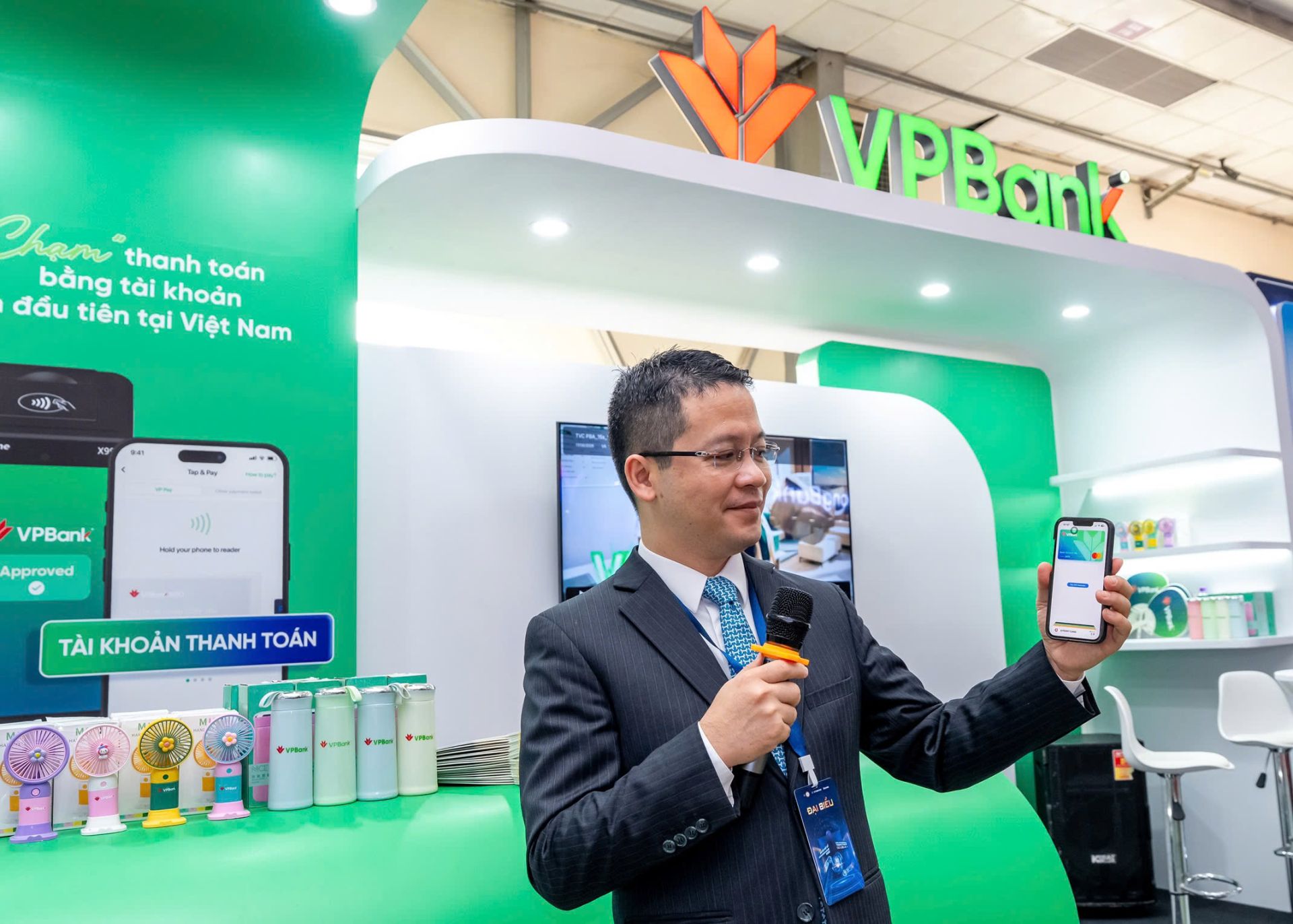 Ông Phạm Long Giang, Phó Giám đốc Trung tâm Dịch vụ Ngân hàng số, Khối Khách hàng cá nhân VPBank chia sẻ tại sự kiện Ông Phạm Long Giang, Phó Giám đốc Trung tâm Dịch vụ Ngân hàng số, Khối Khách hàng cá nhân VPBank chia sẻ tại sự kiện