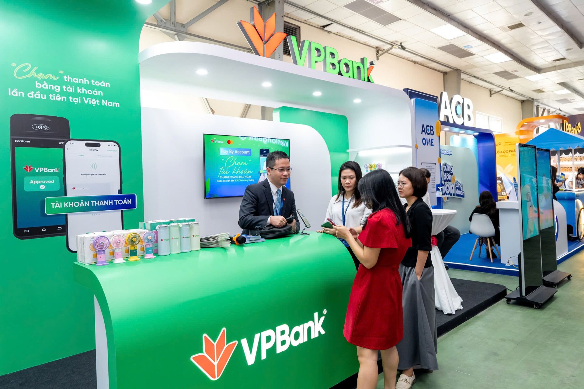 Khách hàng trải nghiệm tại gian hàng VPBank Khách hàng trải nghiệm tại gian hàng VPBank