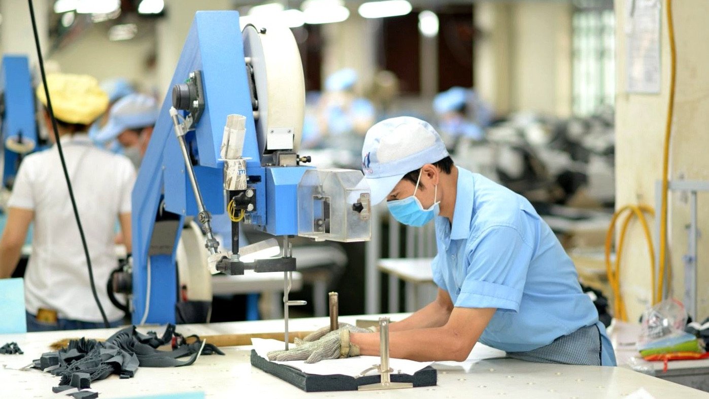Hoạt động sản xuất phục vụ xuất khẩu đang tăng tốc khi nhiều doanh nghiệp đã có đơn hàng cho những tháng cuối năm, song yêu cầu nâng giá trị gia tăng ngày càng trở nên cấp thiết. Hoạt động sản xuất phục vụ xuất khẩu đang tăng tốc khi nhiều doanh nghiệp đã có đơn hàng cho những tháng cuối năm, song yêu cầu nâng giá trị gia tăng ngày càng trở nên cấp thiết.