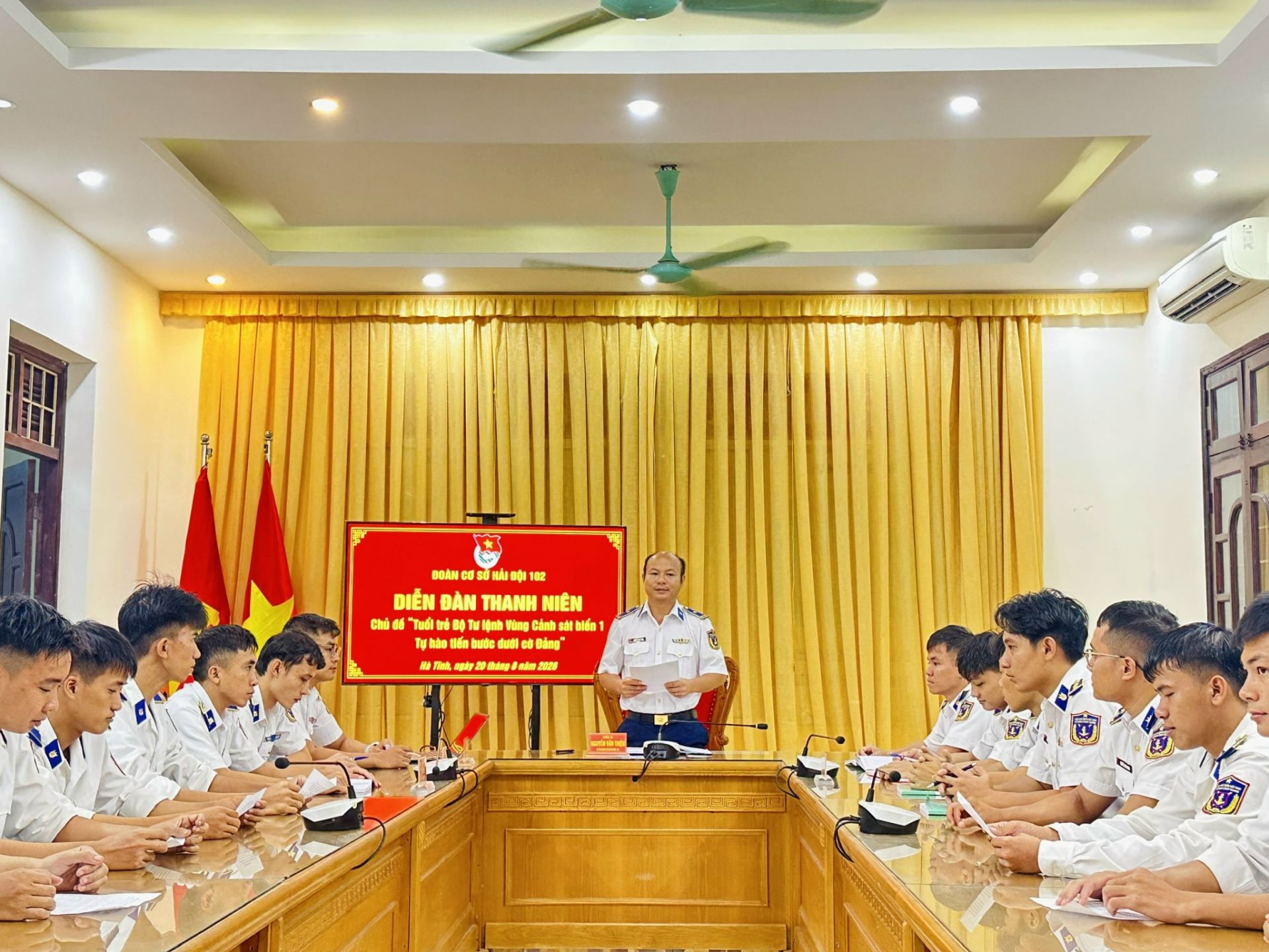 Ảnh 1: Đồng ch&iacute; Ch&iacute;nh trị vi&ecirc;n ph&oacute; Hải đội 102, B&iacute; thư Đo&agrave;n cơ sở ph&aacute;t biểu định hướng, gợi mở c&aacute;c nội dung trao đổi tại Diễn đ&agrave;n.
