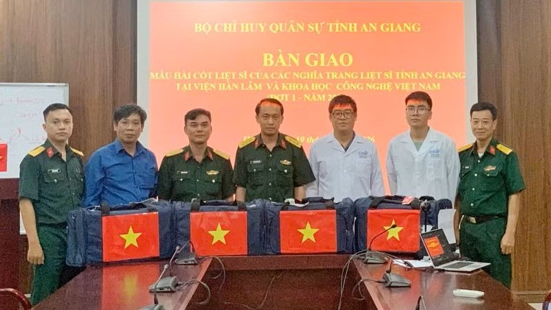 Ban Chỉ đạo 515 tỉnh An Giang bàn giao mẫu ADN hài cốt liệt sĩ. (Ảnh: PHƯƠNG VŨ) Ban Chỉ đạo 515 tỉnh An Giang bàn giao mẫu ADN hài cốt liệt sĩ. (Ảnh: PHƯƠNG VŨ)