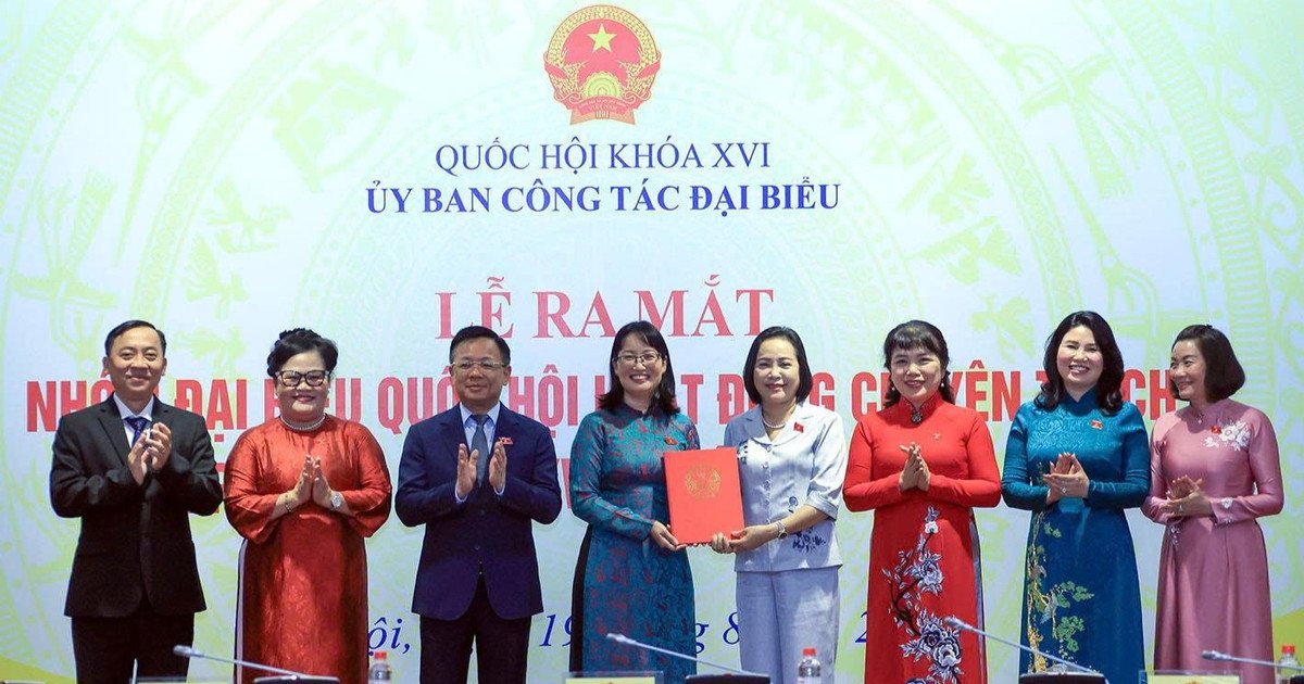 Phó Chủ tịch Quốc hội Nguyễn Thị Thanh trao Nghị quyết của Ủy ban Thường vụ Quốc hội về việc thành lập nhóm đại biểu Quốc hội hoạt động chuyên trách ở địa phương khóa XVI. (Ảnh: TUẤN ANH) Phó Chủ tịch Quốc hội Nguyễn Thị Thanh trao Nghị quyết của Ủy ban Thường vụ Quốc hội về việc thành lập nhóm đại biểu Quốc hội hoạt động chuyên trách ở địa phương khóa XVI. (Ảnh: TUẤN ANH)