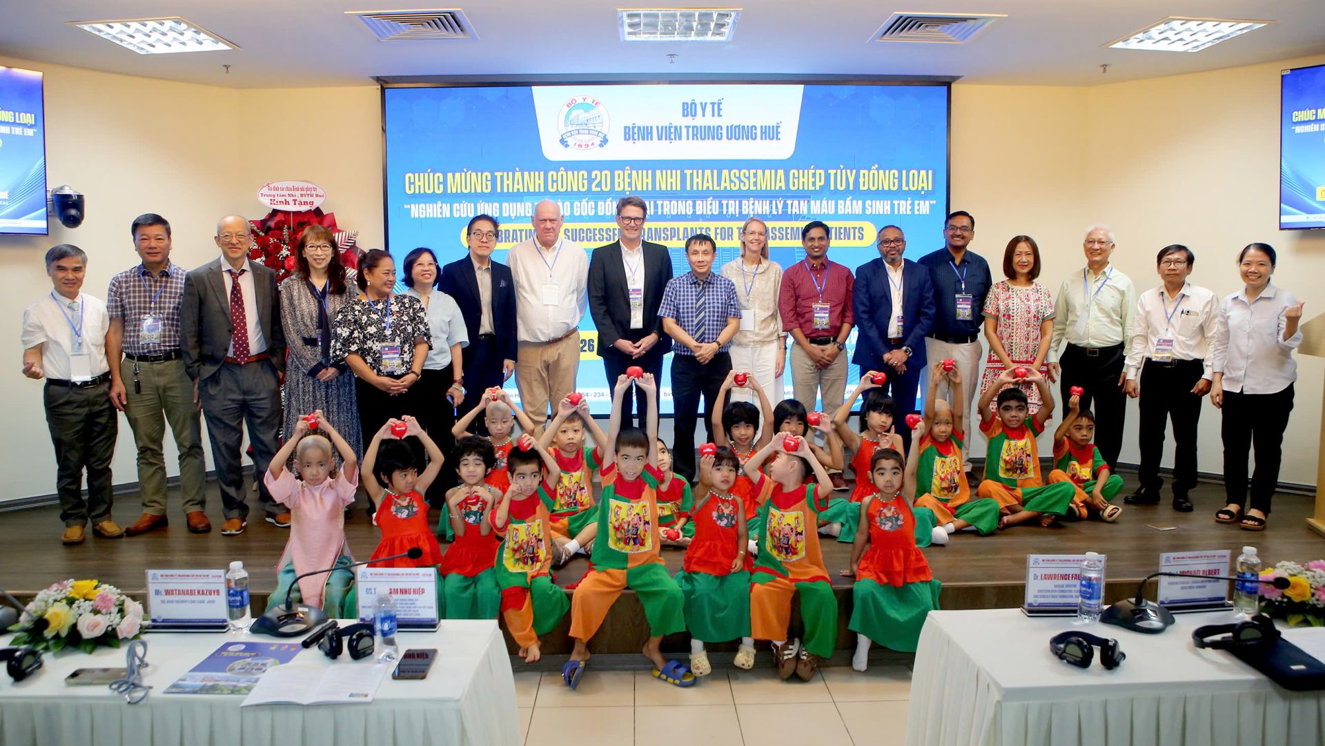 các chuyên gia y tế và các cháu bệnh nhi mắc Thalassemia thể nặng các chuyên gia y tế và các cháu bệnh nhi mắc Thalassemia thể nặng