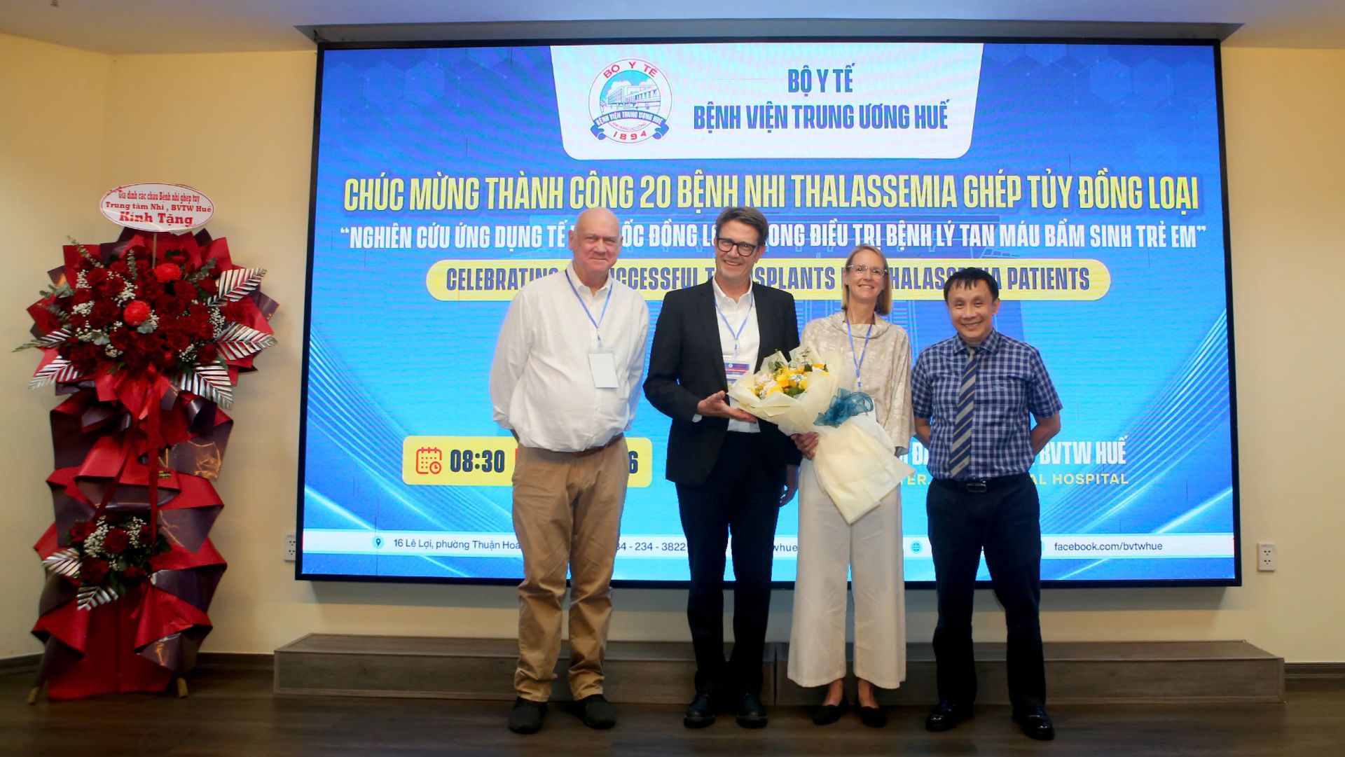 Tặng hoa chúc mừng các chuyên gia quốc tế Tặng hoa chúc mừng các chuyên gia quốc tế