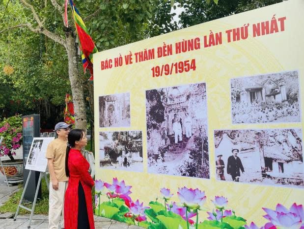 Khu trưng b&agrave;y ảnh B&aacute;c Hồ về thăm Đền H&ugrave;ng lần thứ nhất. Ảnh: T&ugrave;ng Duy.