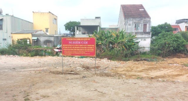 Lãnh đạo phường Hòa Khánh đã cho dựng biển báo. Lãnh đạo phường Hòa Khánh đã cho dựng biển báo.