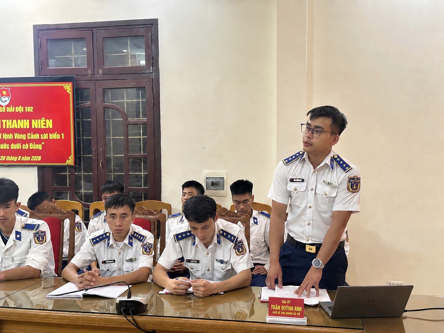 Ảnh 2: Đại &uacute;y Trần Quỳnh Anh, Ph&oacute; B&iacute; thư Đo&agrave;n cơ sở tham luận về niềm tự h&agrave;o truyền thống, tr&aacute;ch nhiệm v&agrave; kh&aacute;t vọng cống hiến của tuổi trẻ Hải đội 102.