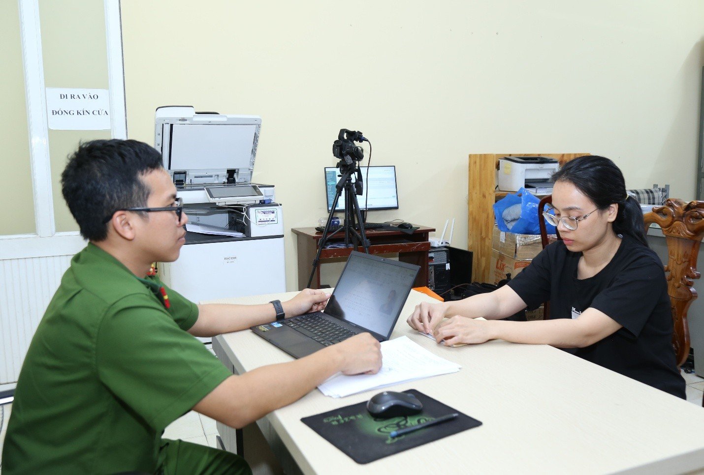 Lực lượng chức năng l&agrave;m việc với một bị can trong vụ &aacute;n mua b&aacute;n tr&aacute;i ph&eacute;p h&oacute;a đơn. Ảnh: C&ocirc;ng an TP Đồng Nai