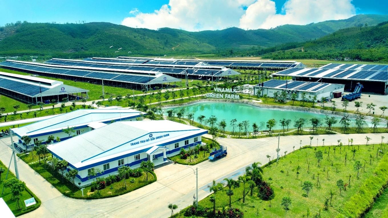 Vinamilk hướng đến mục ti&ecirc;u kh&ocirc;ng chỉ l&agrave; sự ph&aacute;t triển của ri&ecirc;ng thương hiệu m&agrave; c&ograve;n g&oacute;p phần x&acirc;y dựng h&igrave;nh ảnh một Việt Nam năng động, s&aacute;ng tạo v&agrave; chất lượng trong mắt bạn b&egrave; quốc tế. Ảnh vinamilk (chuỗi hệ thống trang trại hiện đại quy m&ocirc; lớn)