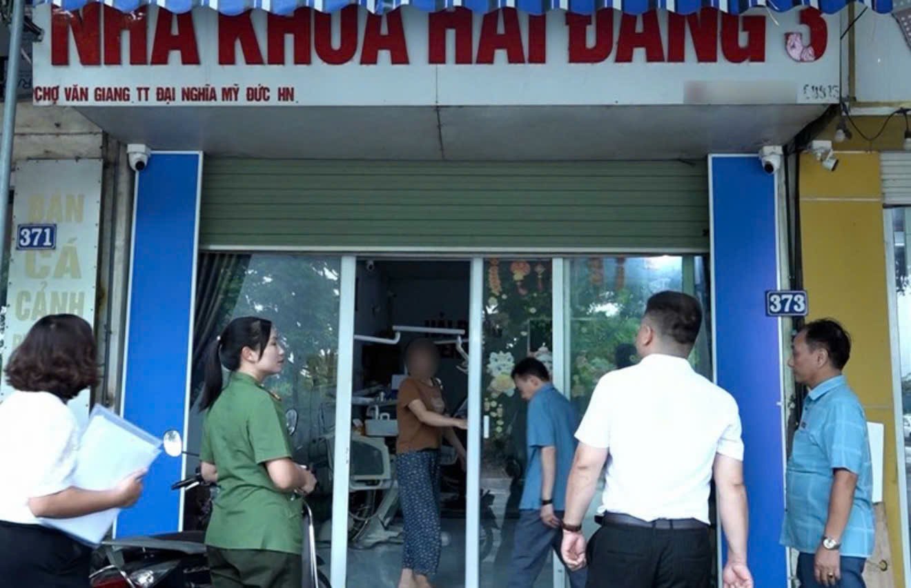 Lực lượng chức năng kiểm tra Ph&ograve;ng kh&aacute;m Nha khoa Hải Đăng. (Ảnh: Trang th&ocirc;ng tin điện tử x&atilde; Mỹ Đức)