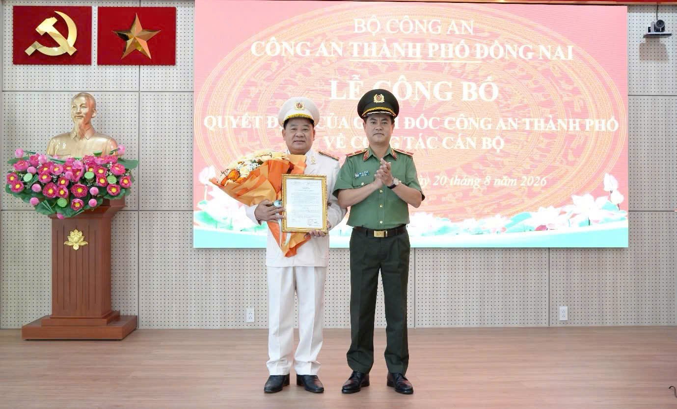 Thiếu tướng Nguyễn Đức Hải, Giám đốc Công an TP Đồng Nai, trao quyết định và tặng hoa chúc mừng Đại tá Nguyễn Văn Võ, Tân Trưởng phòng CSGT Công an TP Đồng Nai. Thiếu tướng Nguyễn Đức Hải, Giám đốc Công an TP Đồng Nai, trao quyết định và tặng hoa chúc mừng Đại tá Nguyễn Văn Võ, Tân Trưởng phòng CSGT Công an TP Đồng Nai.