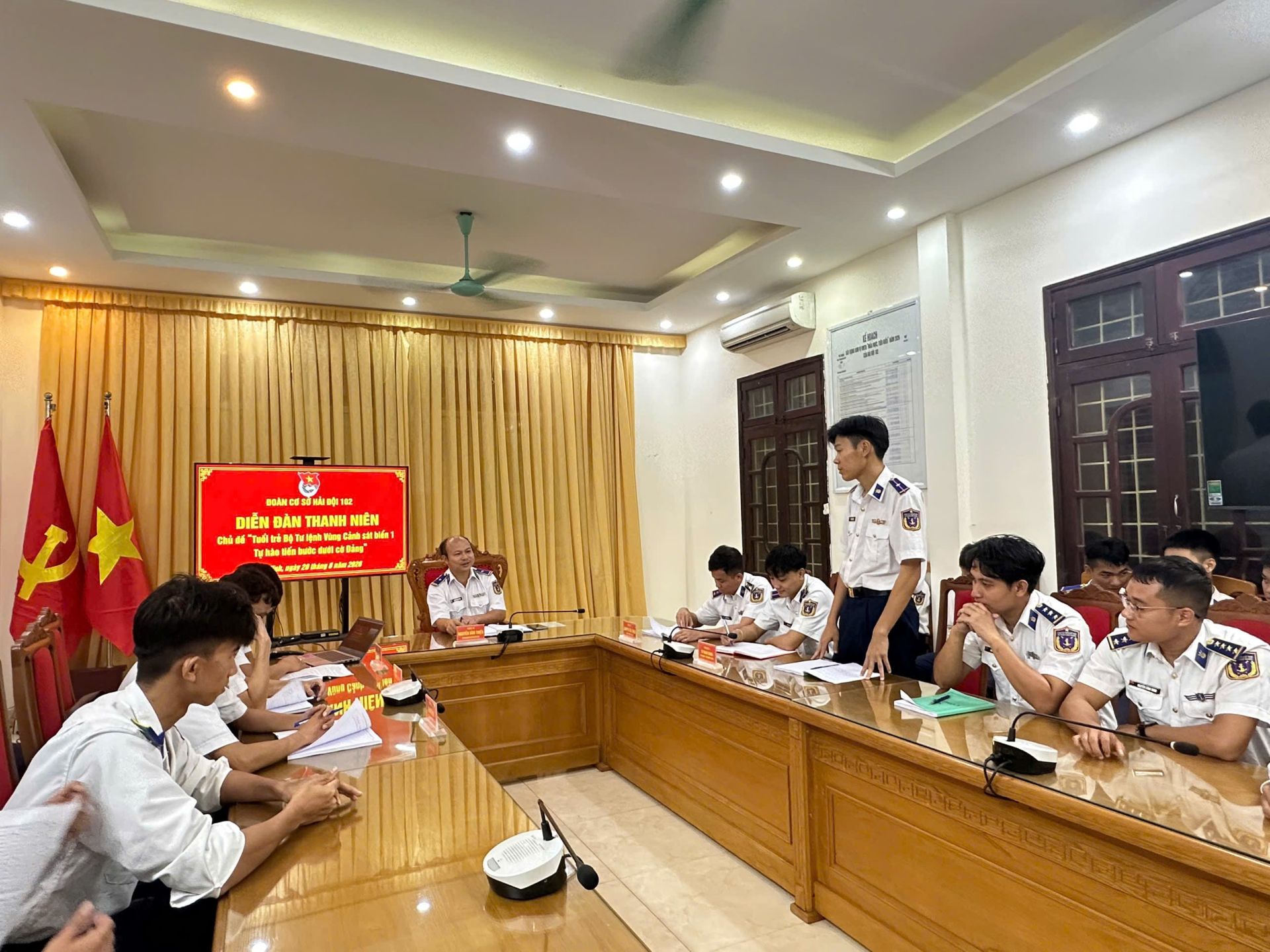 Đo&agrave;n vi&ecirc;n thanh ni&ecirc;n Hải đội 102 t&iacute;ch cực ph&aacute;t biểu, trao đổi, chia sẻ những suy nghĩ, kinh nghiệm từ thực tiễn học tập, r&egrave;n luyện v&agrave; thực hiện nhiệm vụ.