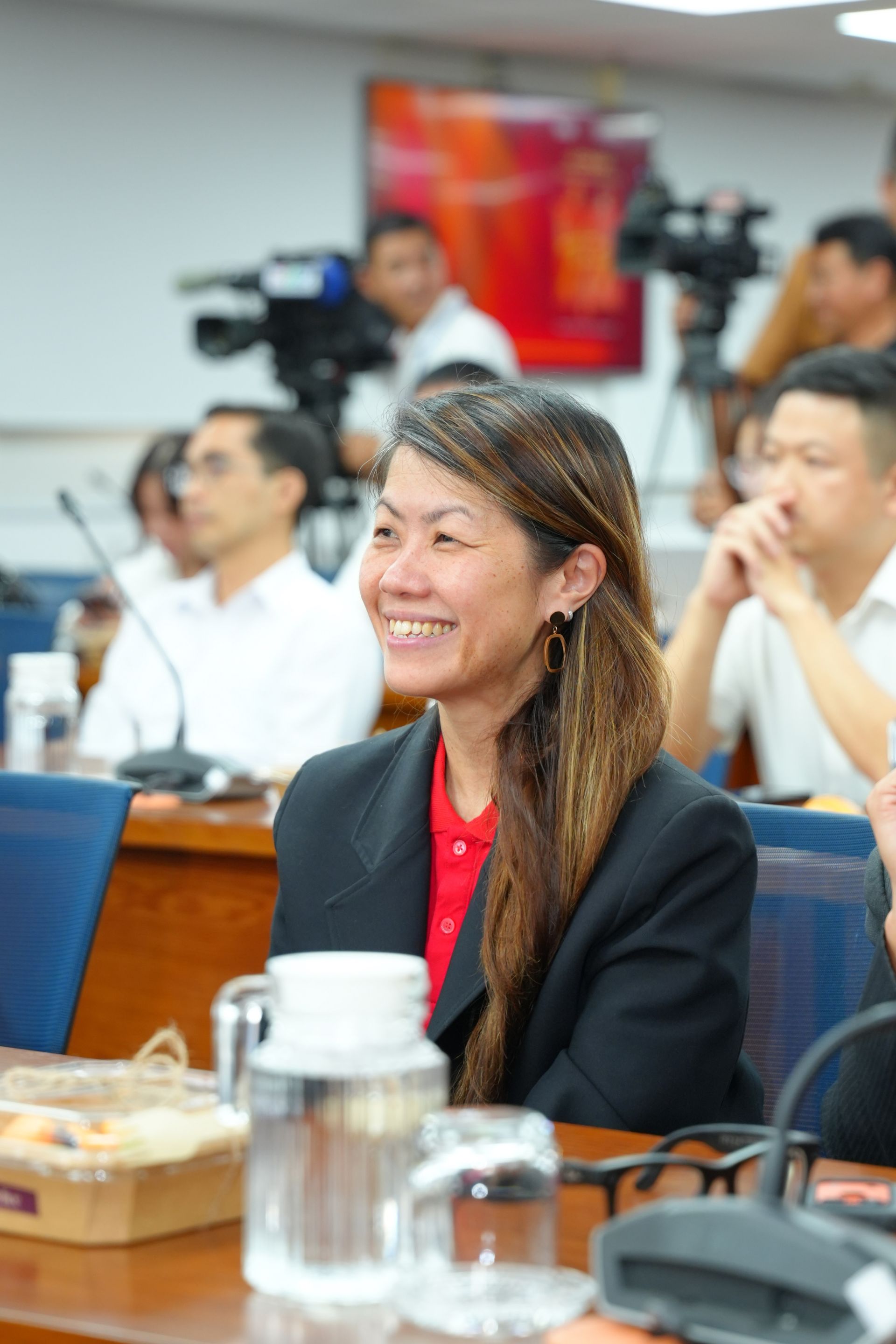 4. B&agrave; Patsy Lim, Ph&oacute; Tổng Gi&aacute;m đốc phụ tr&aacute;ch Marketing của SABECO, tham dự Lễ c&ocirc;ng bố chương tr&igrave;nh &ldquo;Tổ quốc trong tim&rdquo; 2026.