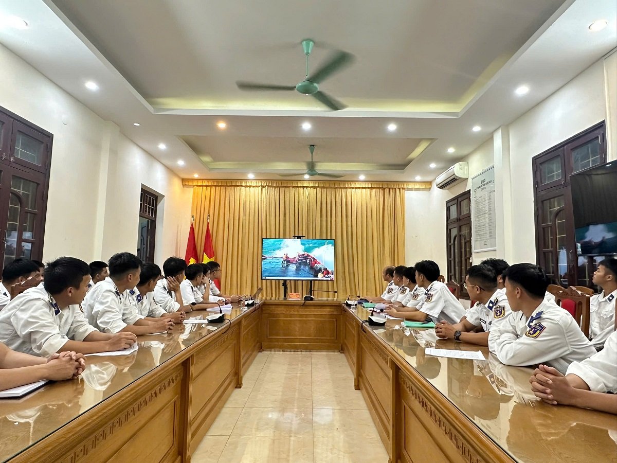 C&aacute;n bộ, đo&agrave;n vi&ecirc;n thanh ni&ecirc;n theo d&otilde;i c&aacute;c tư liệu truyền thống, qua đ&oacute; bồi đắp niềm tự h&agrave;o, &yacute; thức tr&aacute;ch nhiệm v&agrave; quyết t&acirc;m ho&agrave;n th&agrave;nh tốt nhiệm vụ được giao.