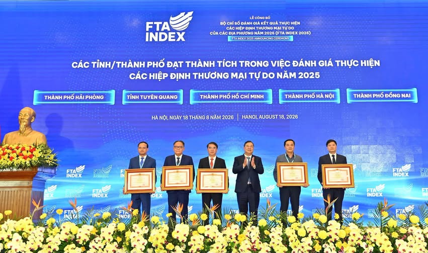 Ph&oacute; Thủ tướng Thường trực Ch&iacute;nh phủ Phạm Gia T&uacute;c trao Bằng khen của Thủ tướng Ch&iacute;nh phủ cho 5 tỉnh, th&agrave;nh phố c&oacute; th&agrave;nh t&iacute;ch trong thực hiện c&aacute;c hiệp định thương mại tự do năm 2025, trong đ&oacute; c&oacute; th&agrave;nh phố H&agrave; Nội.