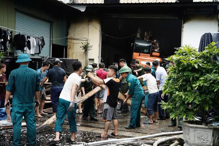 Lực lượng Cảnh sát PCCC và CNCH triển khai chữa cháy, khống chế ngọn lửa tại xưởng gỗ ở phường Chương Mỹ. Lực lượng Cảnh sát PCCC và CNCH triển khai chữa cháy, khống chế ngọn lửa tại xưởng gỗ ở phường Chương Mỹ.