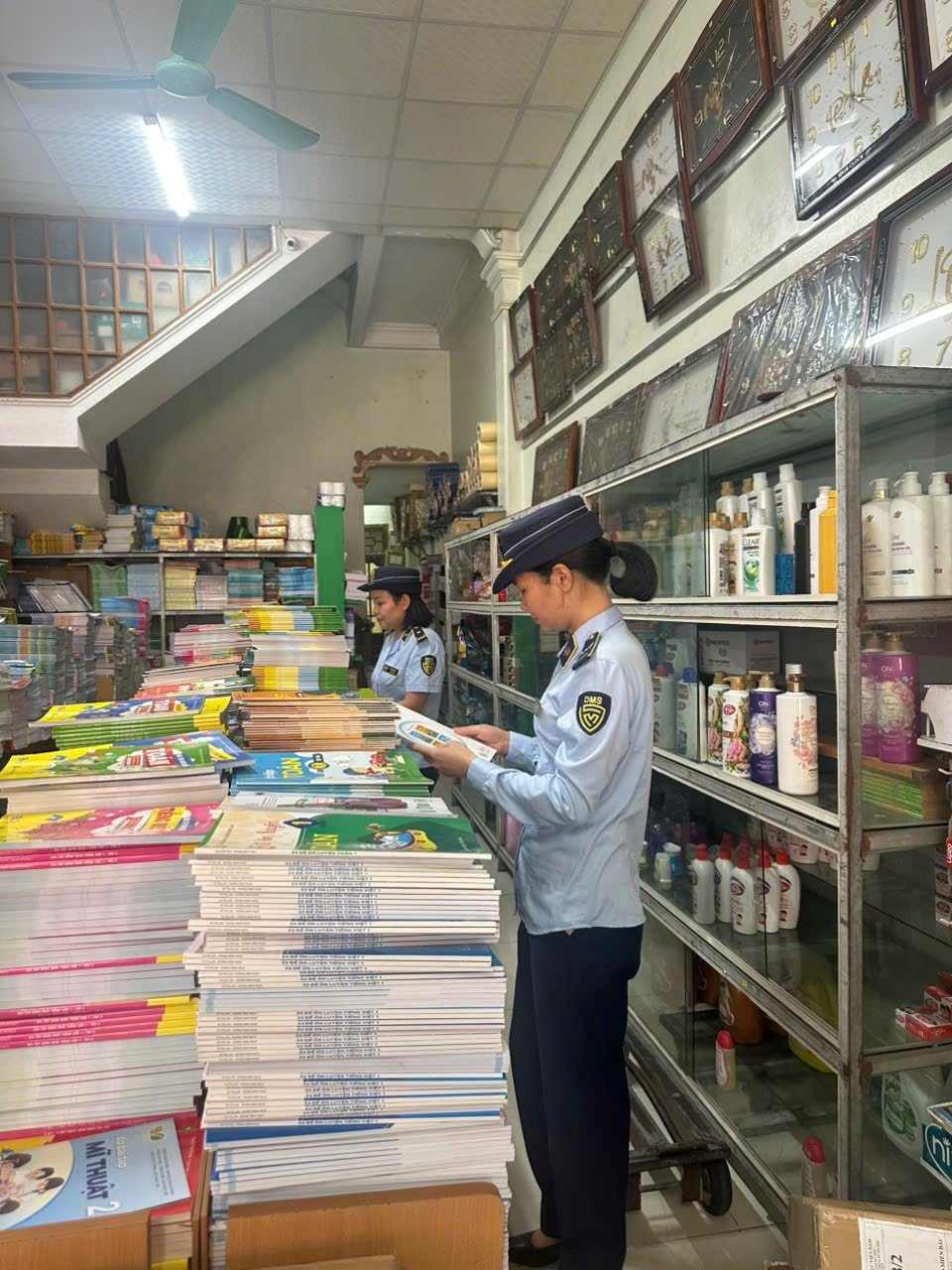 Lực lượng thuộc Đội Quản l&yacute; thị trường số 2 kiểm tra h&agrave;ng h&oacute;a tại cơ sở kinh doanh