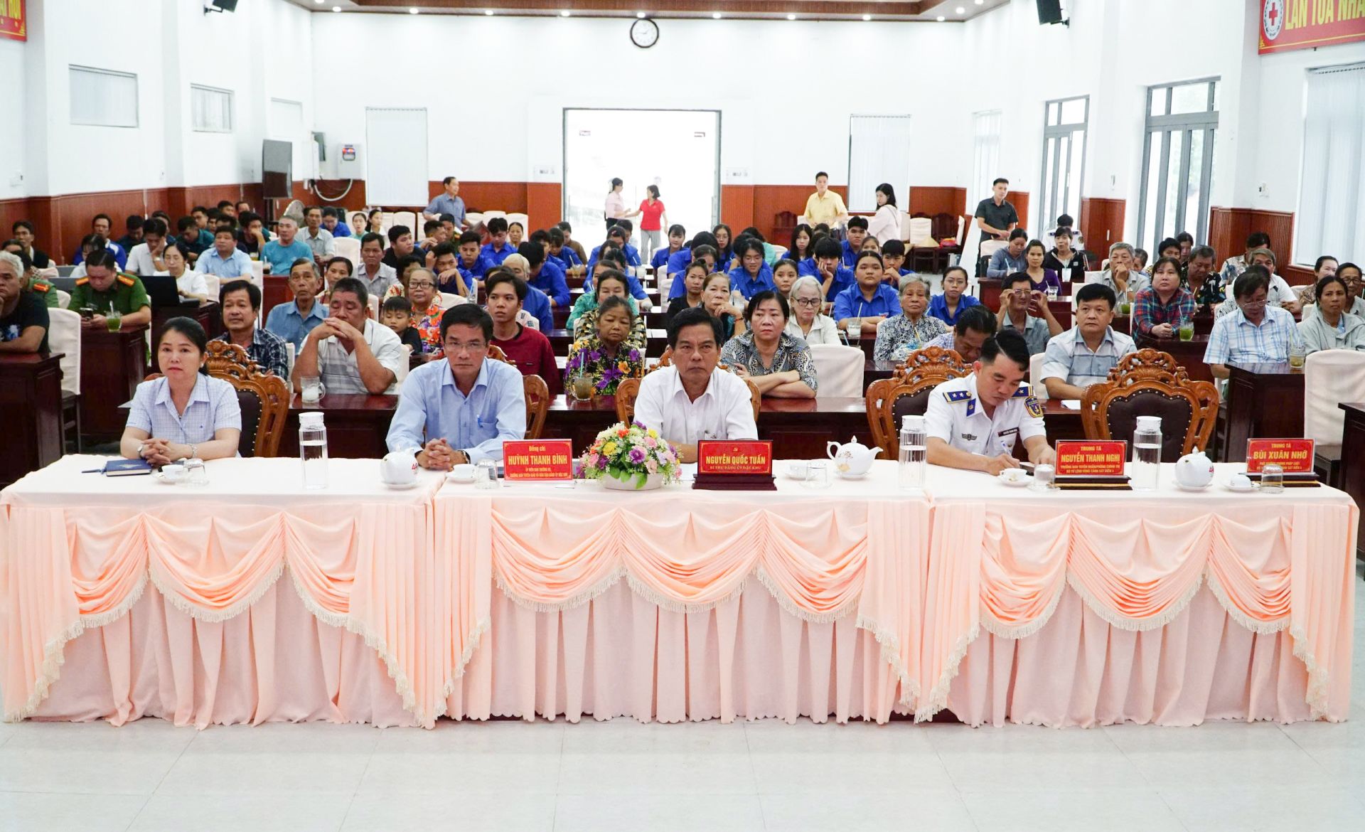 Quang cảnh buổi tuyên truyền. Quang cảnh buổi tuyên truyền.