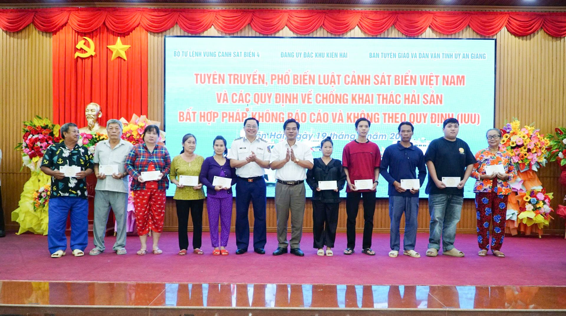 Bộ Tư lệnh Vùng Cảnh sát biển 4 trao tặng 10 suất quà cho ngư dân có hoàn cảnh khó khăn, gia đình chính sách trên địa bàn đặc khu Kiên Hải. Bộ Tư lệnh Vùng Cảnh sát biển 4 trao tặng 10 suất quà cho ngư dân có hoàn cảnh khó khăn, gia đình chính sách trên địa bàn đặc khu Kiên Hải.