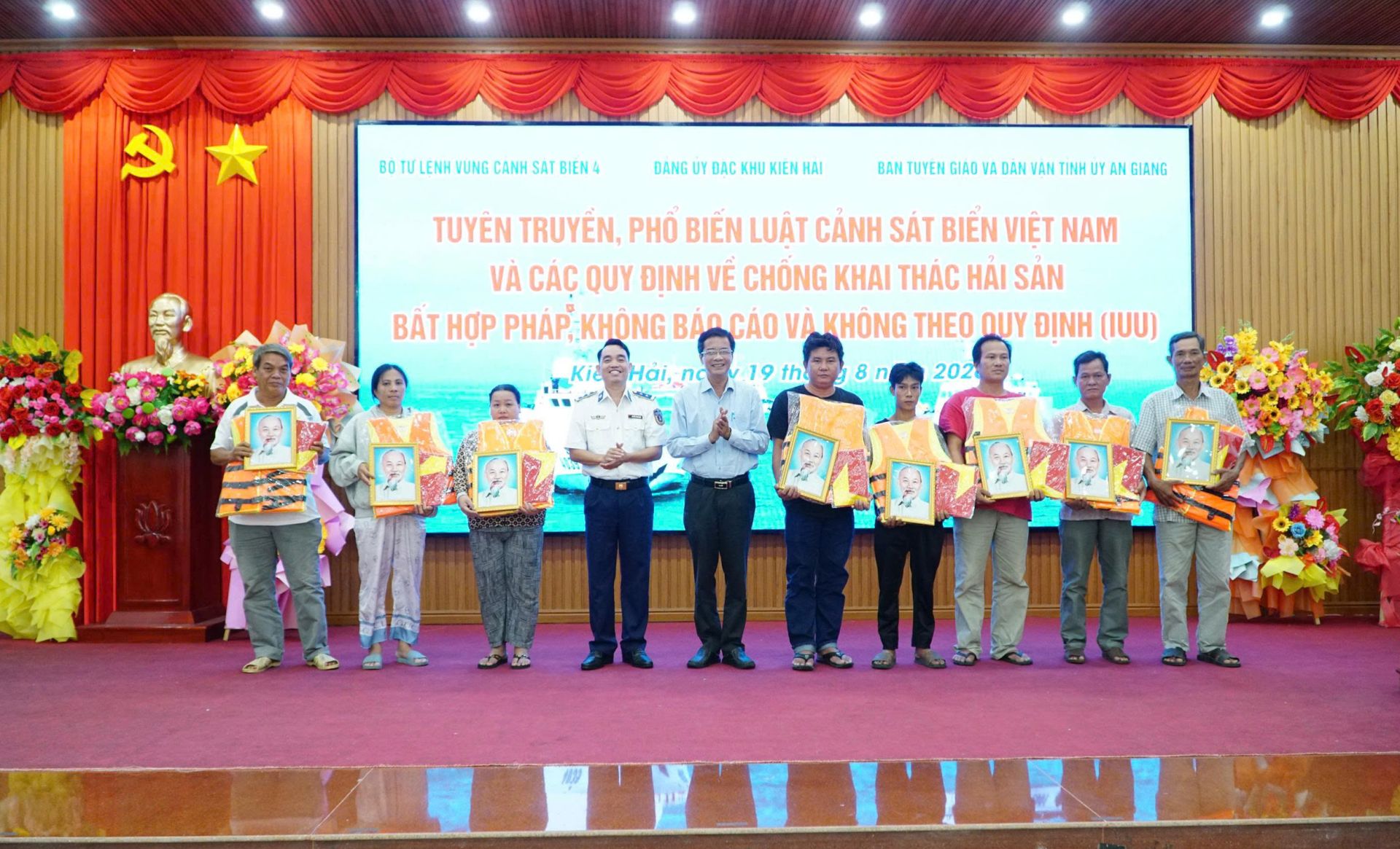 Đại diện Bộ Tư lệnh Vùng Cảnh sát biển 4 và lãnh đạo địa phương trao tặng cờ Tổ quốc, ảnh Bác Hồ và áo phao cho chủ tàu, thuyền trưởng tàu cá. Đại diện Bộ Tư lệnh Vùng Cảnh sát biển 4 và lãnh đạo địa phương trao tặng cờ Tổ quốc, ảnh Bác Hồ và áo phao cho chủ tàu, thuyền trưởng tàu cá.