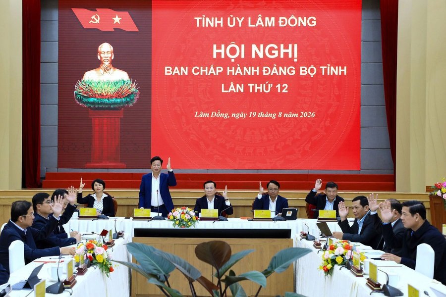 Ban Chấp hành Đảng bộ tỉnh Lâm Đồng lần thứ 12 biểu quyết thông qua chủ trương đầu tư dự án Nhà ở xã hội tại xã Đức Trọng chiều 19/8. (Ảnh: Báo LĐ) Ban Chấp hành Đảng bộ tỉnh Lâm Đồng lần thứ 12 biểu quyết thông qua chủ trương đầu tư dự án Nhà ở xã hội tại xã Đức Trọng chiều 19/8. (Ảnh: Báo LĐ)