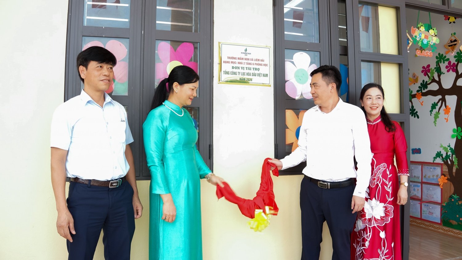 C&aacute;c đại biểu thực hiện nghi thức kh&aacute;nh th&agrave;nh c&ocirc;ng tr&igrave;nh (Ảnh: Trần Trung)