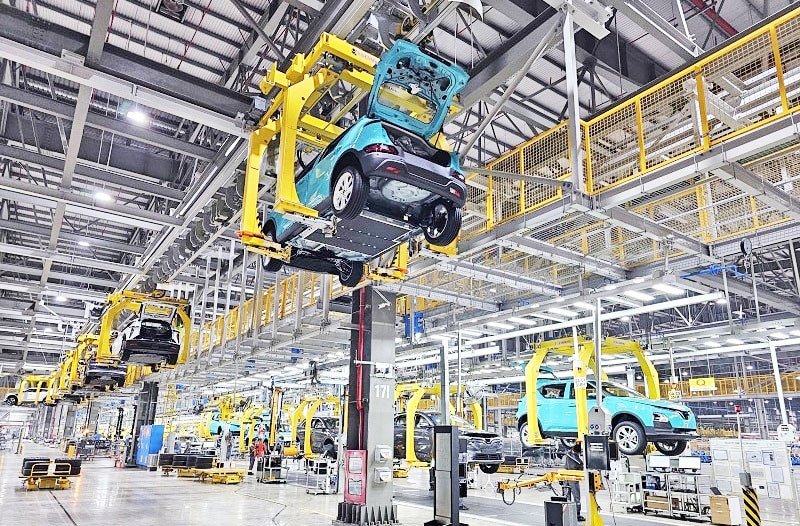 Việc VinFast l&agrave;m chủ c&ocirc;ng nghệ v&agrave; quy tr&igrave;nh sản xuất kh&ocirc;ng chỉ gi&uacute;p n&acirc;ng cao chất lượng sản phẩm m&agrave; c&ograve;n tạo ra chuỗi gi&aacute; trị nội địa mạnh mẽ, th&uacute;c đẩy c&aacute;c ng&agrave;nh c&ocirc;ng nghiệp phụ trợ v&agrave; n&acirc;ng cao năng lực cạnh tranh của Việt Nam trong lĩnh vực c&ocirc;ng nghiệp &ocirc; t&ocirc;. Ảnh minh hoạ