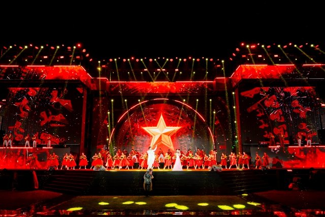C&aacute;c chương tr&igrave;nh văn nghệ rất đặc sắc.