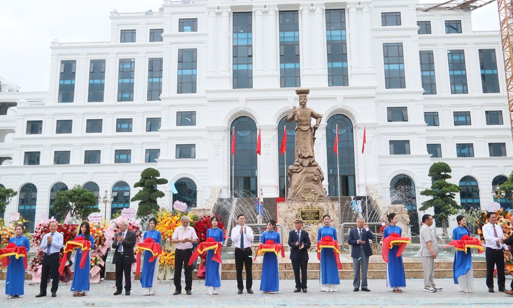 Đại biểu cắt băng khánh thành cơ sở nhà trường. Ảnh: Nguyễn Hoa Đại biểu cắt băng khánh thành cơ sở nhà trường. Ảnh: Nguyễn Hoa