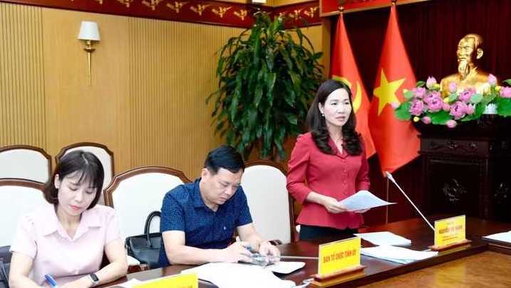 B&agrave; Nguyễn Thị Hạnh, Trưởng Ban Tuy&ecirc;n gi&aacute;o Tỉnh ủy Quảng Ninh, ph&aacute;t biểu tại cuộc họp