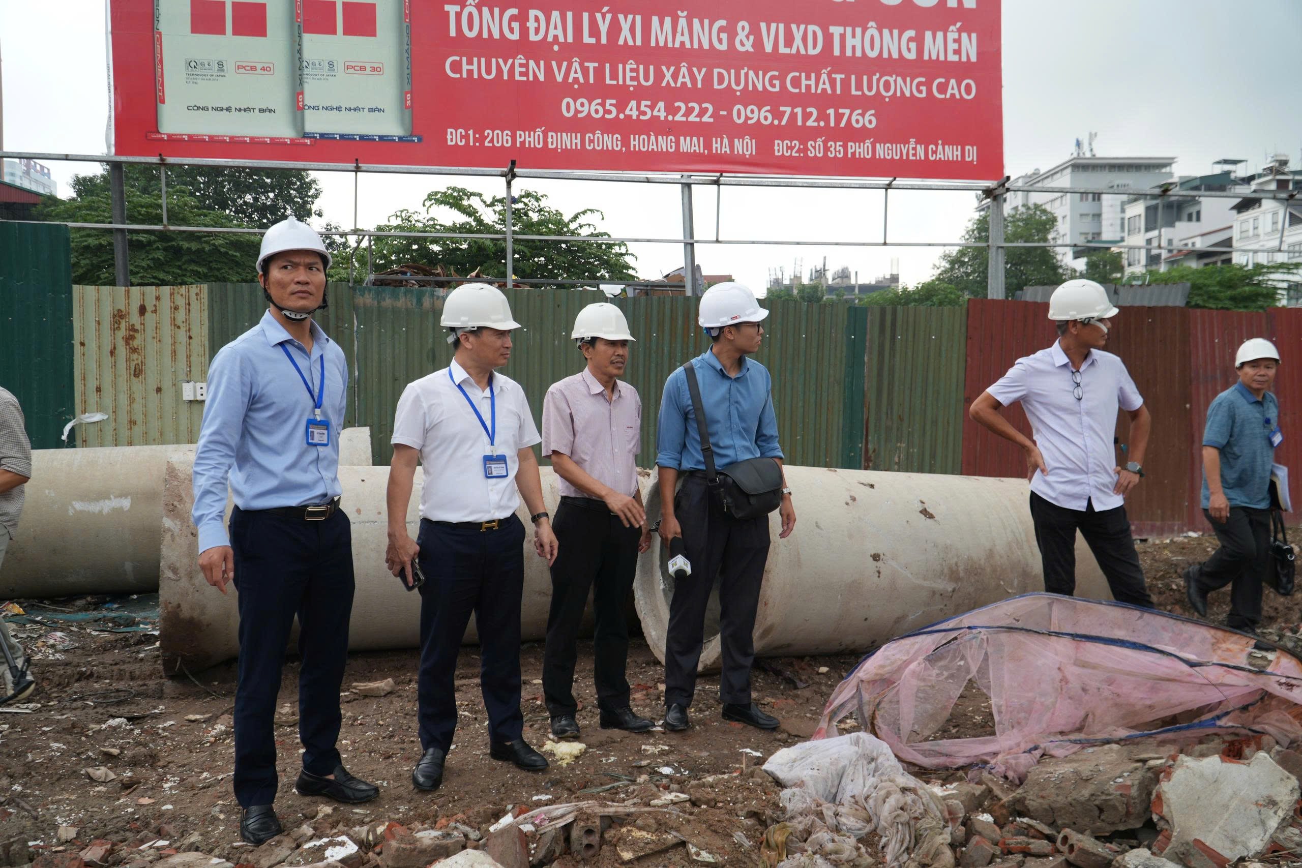 UBND phường Định Công và Nhà đầu tư đang đôn đốc tiến độ. Ảnh: AT UBND phường Định Công và Nhà đầu tư đang đôn đốc tiến độ. Ảnh: AT