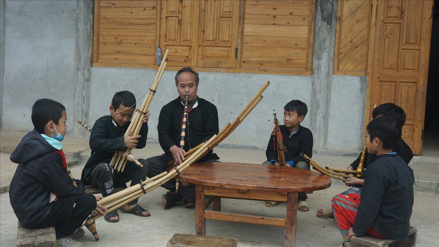 L&agrave;o Cai th&ocirc;ng qua ch&iacute;nh s&aacute;ch hỗ trợ hoạt động gi&aacute;o dục nghệ thuật, di sản văn h&oacute;a trong c&aacute;c cơ sở gi&aacute;o dục