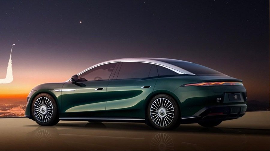 BYD Da Han sở hữu thân xe dài hơn 5,2 m, hướng tới phân khúc sedan D-class cao cấp. BYD Da Han sở hữu thân xe dài hơn 5,2 m, hướng tới phân khúc sedan D-class cao cấp.
